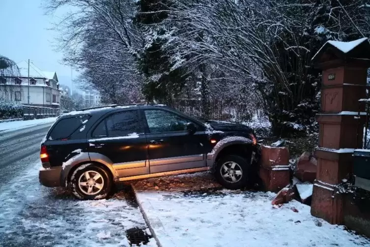 Ein SUV kam auf schneeglatter Fahrbahn ins Schleudern und landete vor einer Mauer. Foto: Polizei