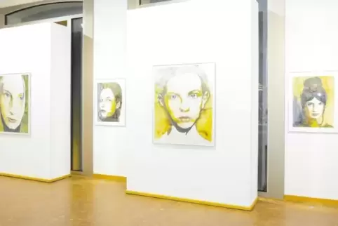 Fiktive, aber ausdrucksstarke Gesichter: Blick in die Karlsruher Ausstellung mit Arbeiten von Cornelia Schleime.