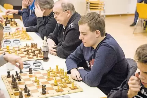 Weihnachts-Blitzturnier beim Schachklub Lauterecken: Vorne im Bild der Zweitplatzierte Philipp Rölle, links daneben Sieger Andre