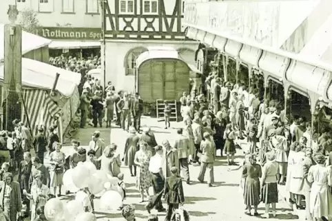 1955 fand das Rettichfest noch in der Innenstadt am Alten Rathaus statt.