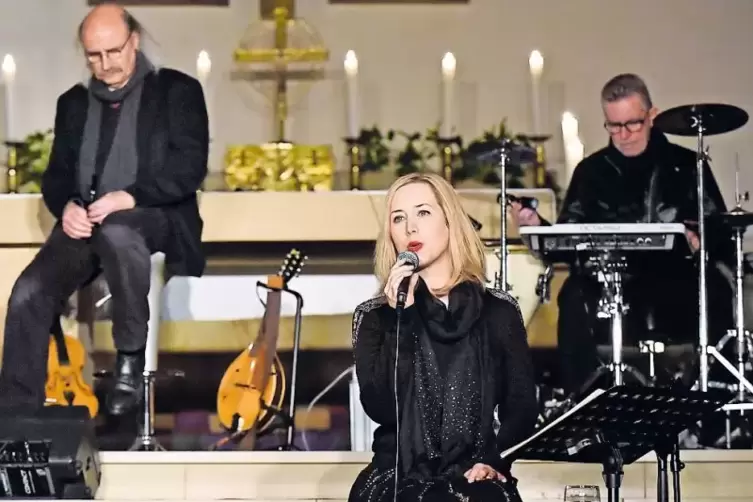 Mit Sängerin Lara Hermann, Band und Bildprojektionen hauchte Pfarrer Klaus Bittlinger der Weihnachtsgeschichte Leben ein.