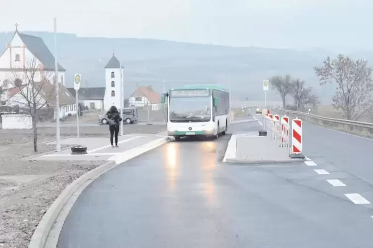 Nur das Wartehaus fehlt noch: Die neue Busspur in Boßweiler wird schon genutzt.