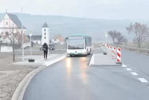 Nur das Wartehaus fehlt noch: Die neue Busspur in Boßweiler wird schon genutzt.