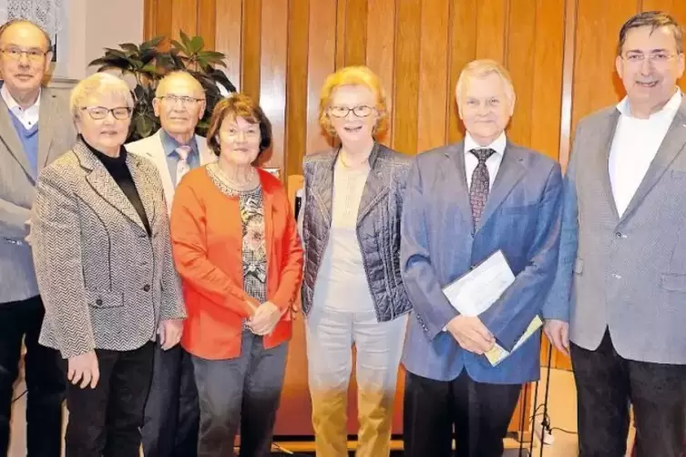 Die Geehrten (von links): Eberhard Walter, Dagmar Lauck, Dieter Sahm, Brunhilde Walter, Greta Monse und Alfred Monse. Pfarrer Ma