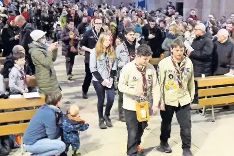 Sehnlichst erwartet: Die Delegation der Pfadfinder mit dem Licht aus Bethlehem beim Einzug in den Dom.