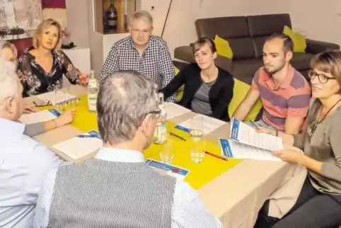Wenn der Esszimmertisch zum Parlament wird: Geneviève Kriso (rechts) hat Familie und Freunde eingeladen, um sich über europäisch