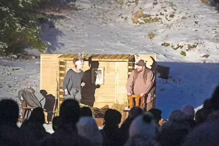 Esel (Nina Frescher) und Ox (Rajko Schäfer) finden bei der Premiere der Waldweihnacht in ihrem Stall ein einsames Menschenkind.