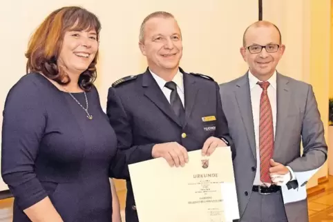 Im November bekam Feuerwehrchef Stefan Bruck das goldene Feuerwehrabzeichen. Er wird künftig ganz eng mit OB Jutta Steinruck zus