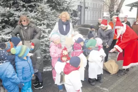 Der Nikolaus verteilte kleine Geschenke an die Kinder.