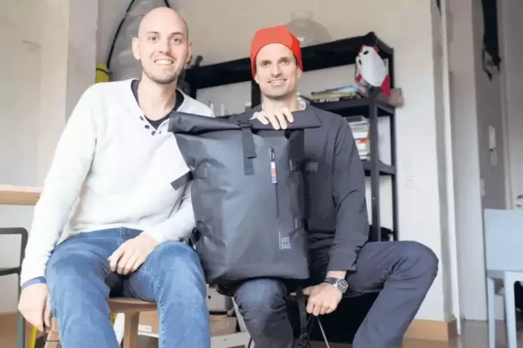 Benjamin Mandos (links) und Roman Ruster mit dem weltweit ersten Rucksack, der zu 100 Prozent aus Meeresplastik hergestellt wird