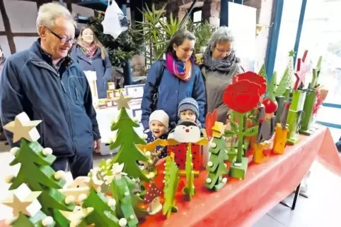 Wer auf der Suche nach Weihnachtsgeschenken war, konnte im Innern der Scheune des Bauernhauses fündig werden. Dort gab es unter 