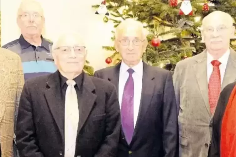 Verdiente Sänger geehrt: Unser Bild zeigt von links Kurt Lied, Knut Hinz, Hans Nauerz und Wendelin Henrich mit dem MGV-Vorsitzen