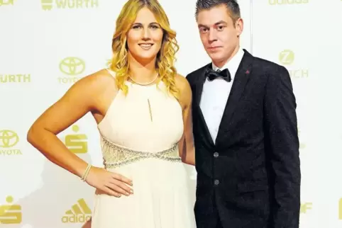 In feiner Abendgarderobe: Christin Hussong mit ihrem Freund Richard Gessner im Kurhaus von Baden-Baden.