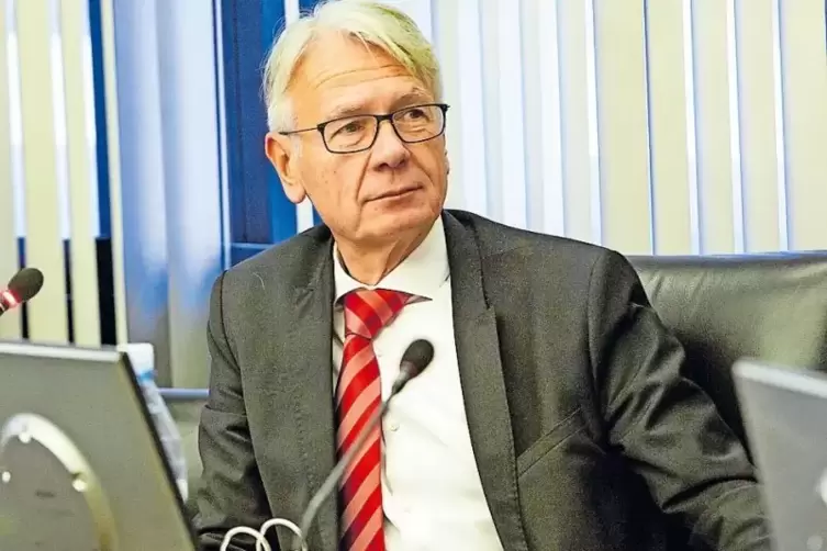 Stand in der Kritik: Oberbürgermeister Klaus Weichel in der Haushaltsdebatte.