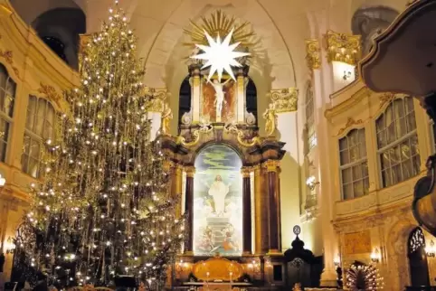 Verbreitet Weihnachtsglanz: Die Kirchen (hier die St. Michaelis-Kirche in Hamburg) sind aus Sicht von Dekanin Dorothee Wüst und 
