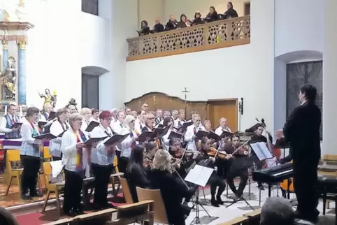 Festliche Atmosphäre: die Sänger und Musiker in der Schlosskirche Sankt Jakobus Fußgönheim.