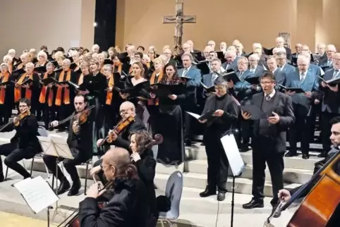 Großes Aufgebot: Fünf Solisten und die Kammerphilharmonie Mannheim waren beim Konzert der gemischten Chöre aus Friesenheim und M