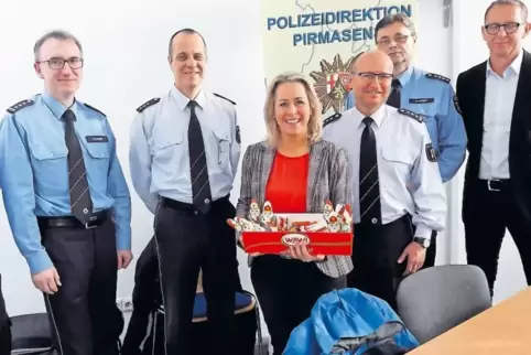 Landrätin Susanne Ganster unterstrich ihren Dank an die Inspektionsleiter mit Schokoladen-Nikoläusen „für die Nerven“ (von links