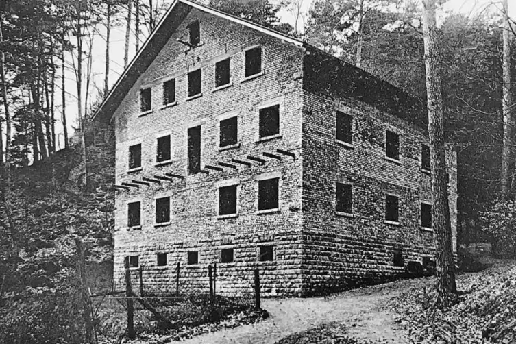 Das in den 20er Jahren unter großen Mühen errichtete Naturfreundehaus im Heidenbrunner Tal (hier der Rohbau im Jahr 1927) wurde 