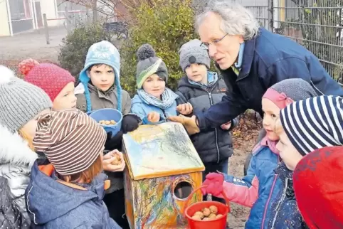 Die Kinder halfen Reinhold Zeit beim Bau des Häuschens. Jetzt hängt es vier Meter hoch in einem Ahornbaum.