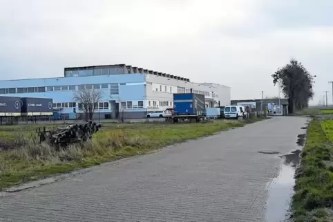 Um diese ehemalige Paketdiensthalle geht es. Sie wird für Sattelzüge wohl ab heute nicht mehr erreichbar sein.
