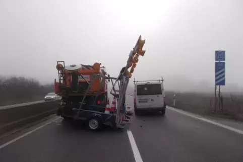 Diesen Anhänger hatte der Fahrer übersehen.  Foto: Polizei