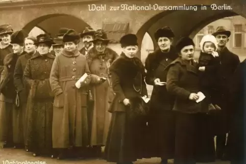Lange Wahlschlangen bei der ersten Wahl mit Frauenbeteiligung am 19. Januar. Foto: Friedrich-Ebert-Gedenkstätte