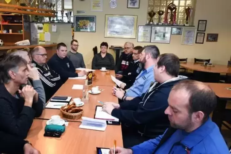 Arbeitssitzung: Die Experten beratschlagen im Vereinsheim des Fußballvereins Dudenhofen.  Foto: Lenz 