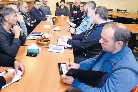 Arbeitssitzung: Die Experten beratschlagen im Vereinsheim des Fußballvereins Dudenhofen.