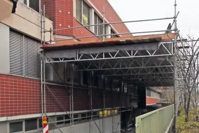 Das Gerüst am Vinzentius-Krankenhaus steht. Die Fassade zur Weißenburger Straße hin bröckelt und wird ab dem Frühjahr erneuert. Das Gerüst am Vinzentius-Krankenhaus steht. Die Fassade zur Weißenburger Straße hin bröckelt und wird ab dem Frühjahr erneuert.