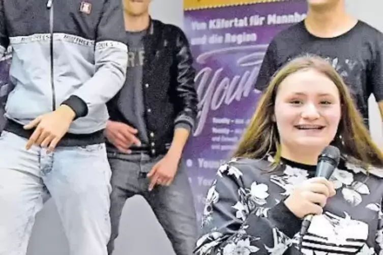 Caprice Chevalard (vorne) probt f&uuml;r die Release-Party.