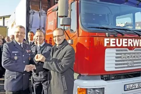 November 2013: Dieter Feid übergibt der Feuerwehr eine mobile Brandübungsanlage.