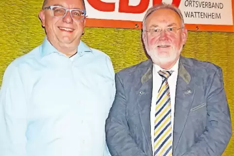Ernst-Albert Kraft ist seit 50 Jahren in der CDU, Wattenheims Ortsverbands-Vorsitzender Frank Häckel (links) gratuliert.