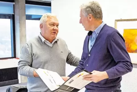 Übergab dem Beigeordneten Peter Kiefer gestern einen Leitzordner mit fast 1200 Unterschriften für den Erhalt der Gaststätte in d