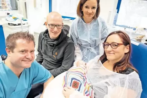 Alle kümmern sich um Pepe: von links Chefarzt Thomas Kriebel, Vater Michel Buschbaum, Krankenschwester Julia Schäfer und Mutter 