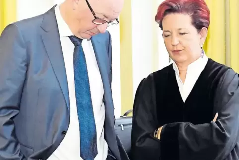 Bescheinigte dem Angeklagten ein geringes Selbstwertgefühl: Gutachter Peter Haag mit Oberstaatsanwältin Doris Brehmeier-Metz.