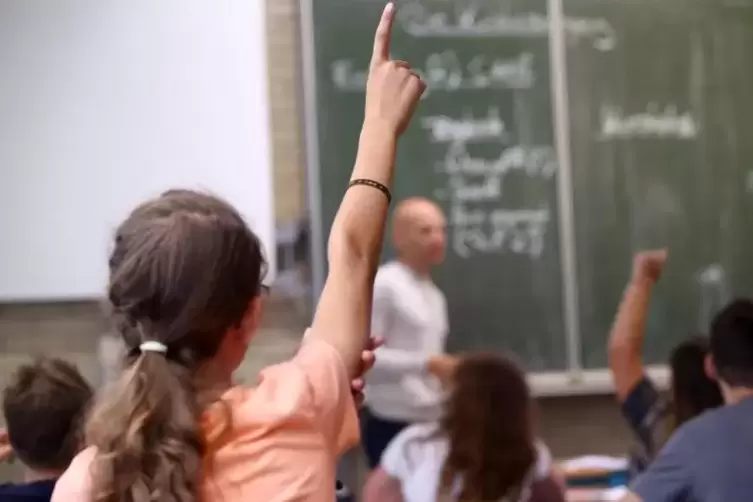 Grundschulen in sozialen Brennpunkten brauchen mehr Lehrer, fordert die Gewerkschaft Erziehung und Wissenschaft (GEW).  Foto: dp