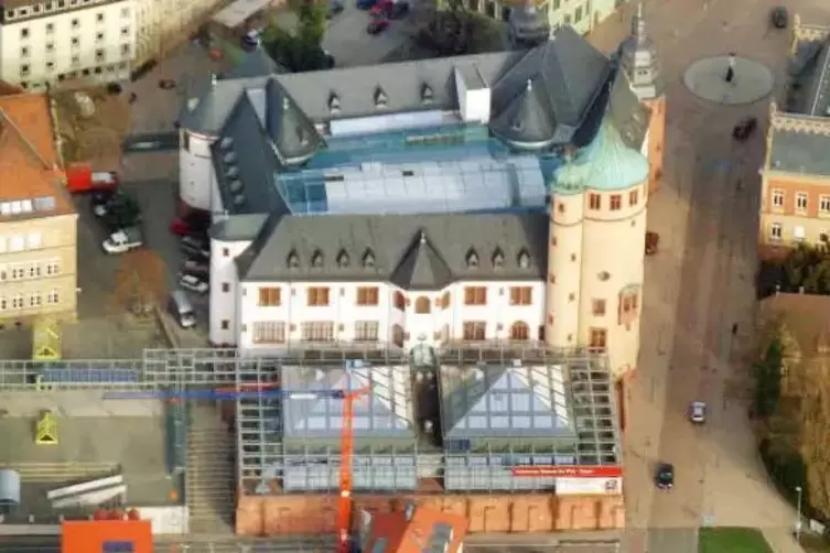 Im Vordergrund ist der sanierungsbedürftige Neubau des Historischen Museums der Pfalz zu erkennen.  Archivfoto: Lenz 