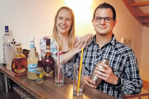 Verbringen gerne mit Freunden gesellige Abende an der hauseigenen Bar: Lea und Kevin Herrmann.