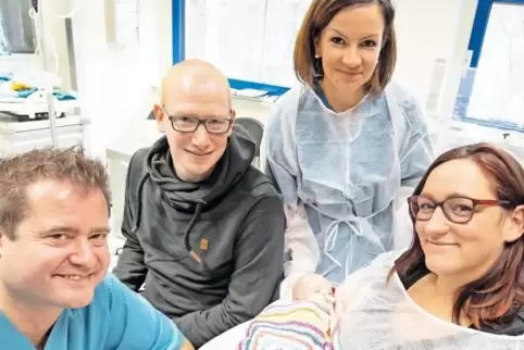 Alle kümmern sich um Pepe: (von links) Chefarzt Thomas Kriebel, Michael Buschbaum, Krankenschwester Julia Schäfer und Verena Bus