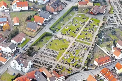 Sollen für Rollator-Benutzer verbessert werden: die Wege auf dem Friedhof in Waldsee.