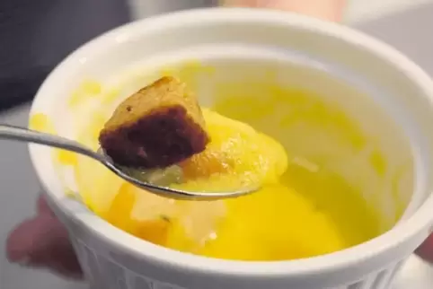 Sieht gut aus. Riecht gut. Schmeckt gut: Paprikasuppe mit Jakobsmuscheln und einem krossen Croûton. Sie ist aber nicht das einzi