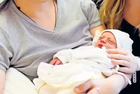 Es war einmal: Viele Jahre zeigte die RHEINPFALZ das erste im neuen Jahr in der Asklepios-Klinik geborene Baby mit seinen glückl