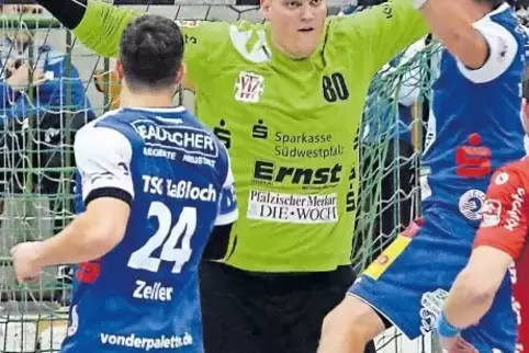Wenn VTZ-Keeper Sven Mevissen sich im Kasten breit macht, baut sich vor dem gegnerischen Werfer (hier ein Spieler der TSG Haßloc