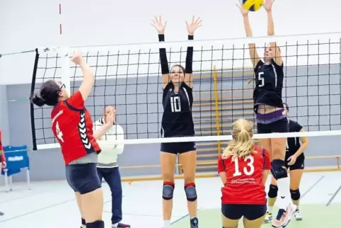 Müssen sich steigern: Die Volleyballerinnen des SC Mutterstadt, im Bild Michelle Meyerer (links) und Amelie Sanus im Block.