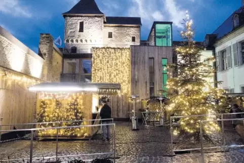 Weihnachtlich beleuchtet zeigt sich in diesen Tagen der Innenhof des Veldenzschlosses mit dem Adventshaus der Werbegemeinschaft.