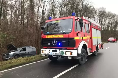 Die Kreisstraße 13 blieb wegen der Unfallaufnahme und der Bergung rund eine Stunde gesperrt. Foto: Feuerwehr