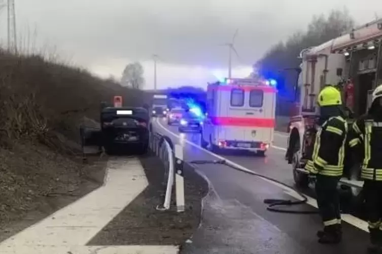 Das Unfallfahrzeug kam neben der A62 zwischen Böschung und Leitplanke zum Liegen. Der Unfallfahrer wurde mit dem Rettungshubschr