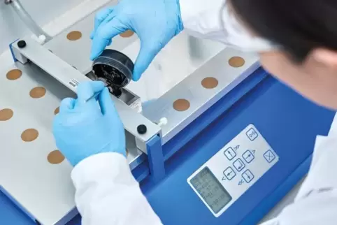 Mit einer Paste aus Kathodenmaterial wird eine kleine Testbatterie hergestellt.  Foto: BASF