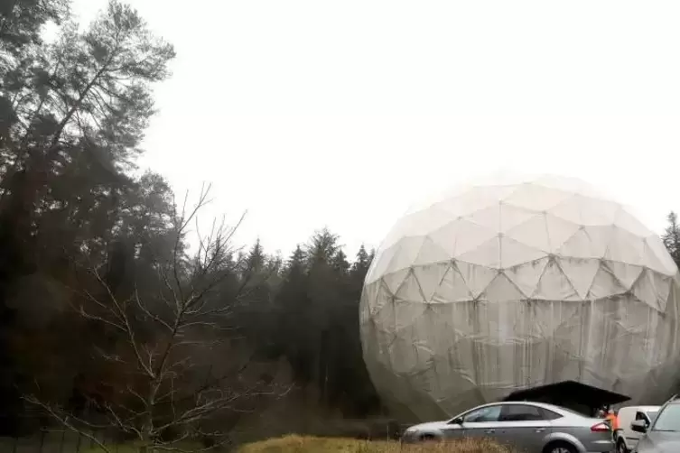 Ein großer weißer „Golfball“ steht mitten im Wald bei Pleisweiler- Oberhofen. Was mit dem Gelände der Satcom-Station passiert. i